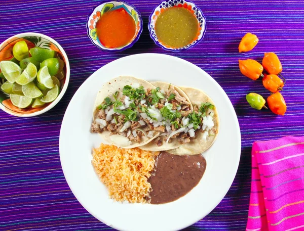Taco, de puerco sertés, taco-chili szószok — Stock Fotó
