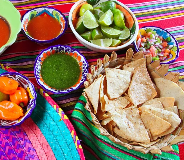 Mexikói ételek változatos chili szósz nachos citrom — Stock Fotó
