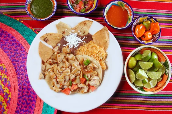 Csirke taco mexikói stílusban chili szósz és nachos — Stock Fotó