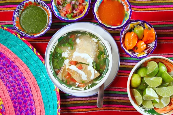 Pancita mondongo メキシコ スープ様々 なチリソース — 图库照片