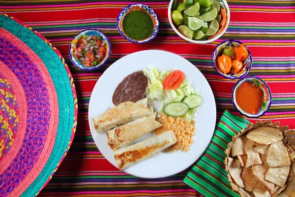 Burritos mexikanischen Rollfood Reissalat und Frijoles — Stockfoto