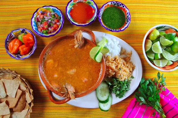 Garnalen zeevruchten soep Mexicaanse chili sauzen nachos — Stockfoto