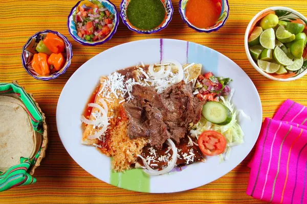 Carne de res a la parrilla estilo mexicano bisteck salsa de chile —  Fotos de Stock
