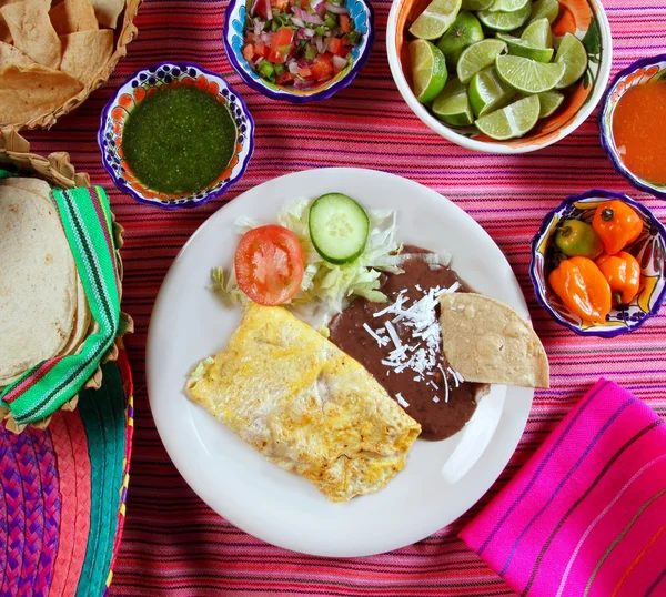 Ontbijt in mexico omelet eieren met chili saus — Stockfoto