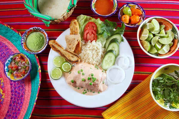 Visfilet gevuld met garnalen Mexicaanse chili sauzen — Stockfoto