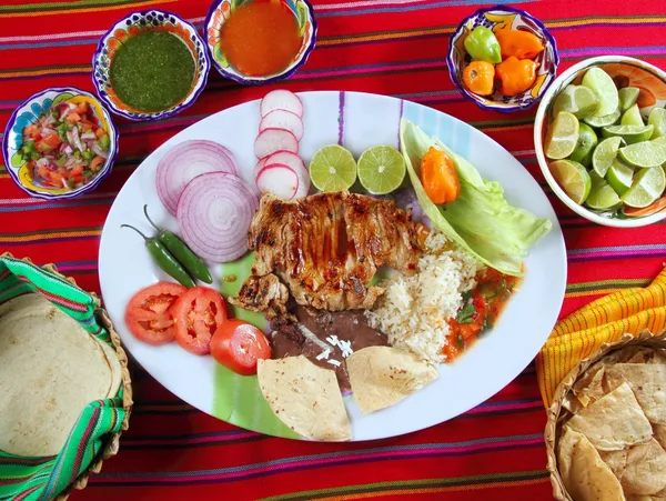 Rundvlees ribben in Mexicaanse stijl groenten chili saus nachos — Stockfoto