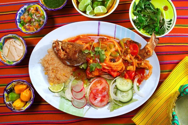 Veracruzana estilo mero pescado mexicano mariscos chili —  Fotos de Stock
