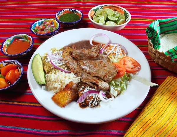 Жареная говядина филе ассорти мексиканское блюдо соус чили — стоковое фото