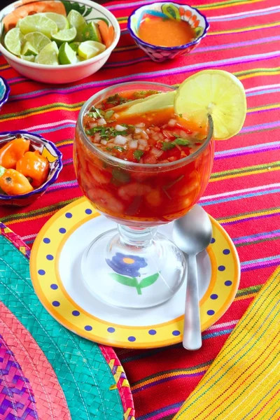 鸡尾酒虾墨西哥辣椒调味汁柠檬的 — 图库照片