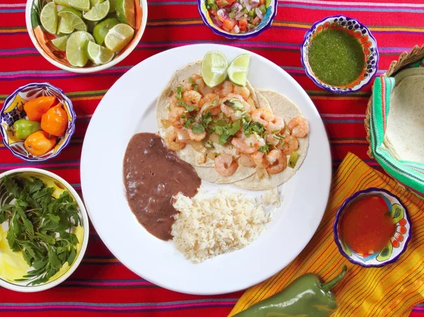 Shrimp Tacos Reis und Frijoles Chili-Saucen mexikanische — Stockfoto