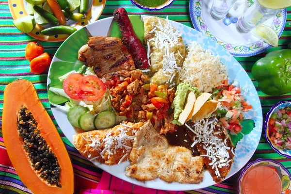 Mexické jídlo misku chili omáčky papája tequily — Stock fotografie