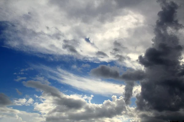 在多云的日子戏剧性种云天空 — 图库照片