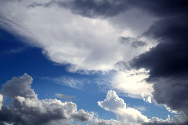 Dramatické cloudscape nebe šedé bouřlivé mraky — Stock fotografie