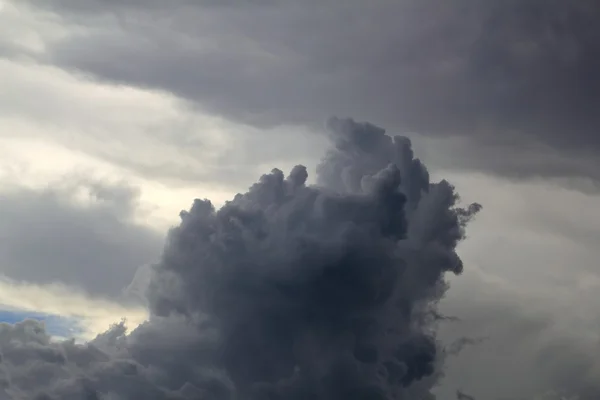 Облачно-волшебное небо формирует силуэты серые облака — стоковое фото