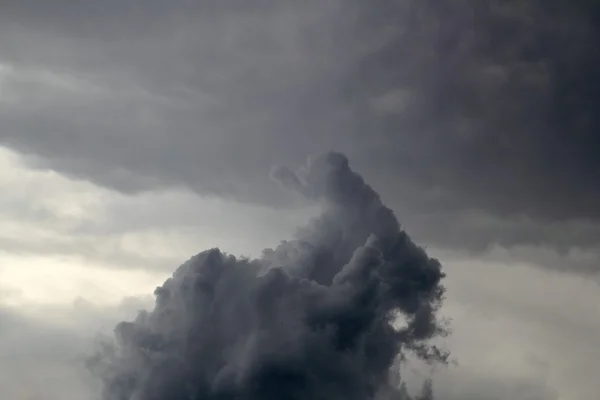 Bulutlu gökyüzü sihirli şekiller siluetleri gri bulutlar — Stok fotoğraf