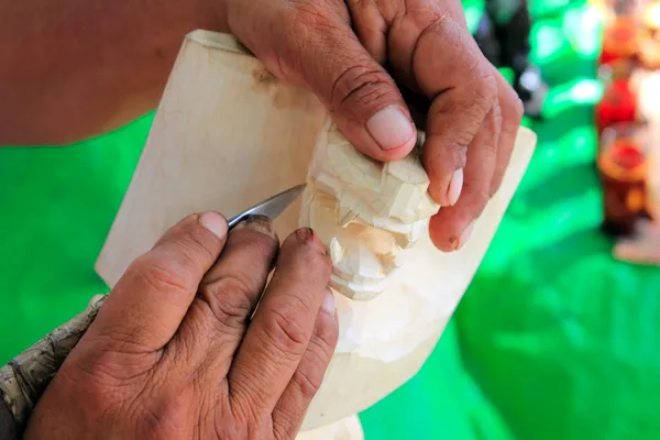 Jaguar mayan escultor artesanato faca mãos — Fotografia de Stock