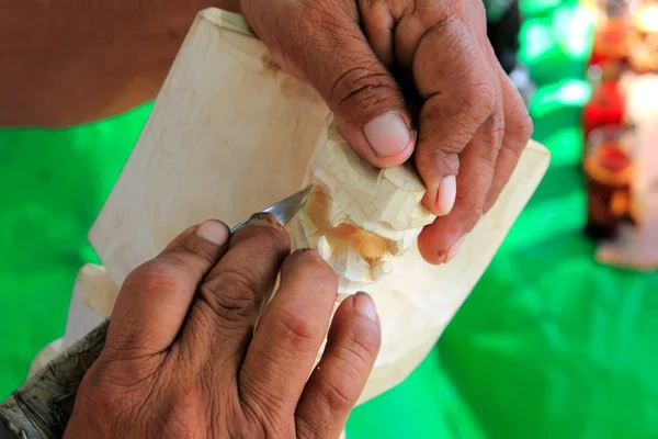 Ягуар майя скульптор ручной работы ножом руки — стоковое фото