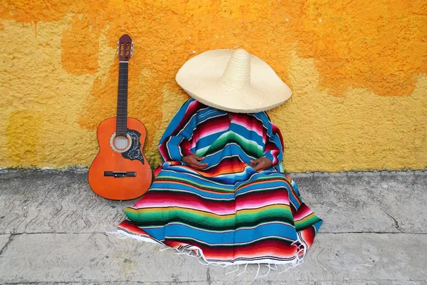 Mexická typické líný člověk sombrero klobouk kytara serape — Stock fotografie