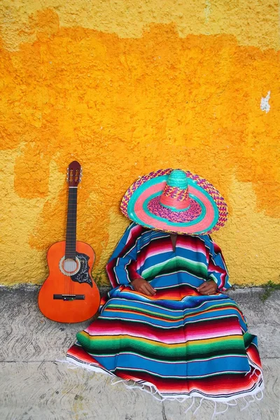 Mexicain typique paresseux homme sombrero chapeau guitare serape — Photo