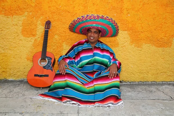 Hombre mexicano feliz típico sombrero serape guitarra —  Fotos de Stock