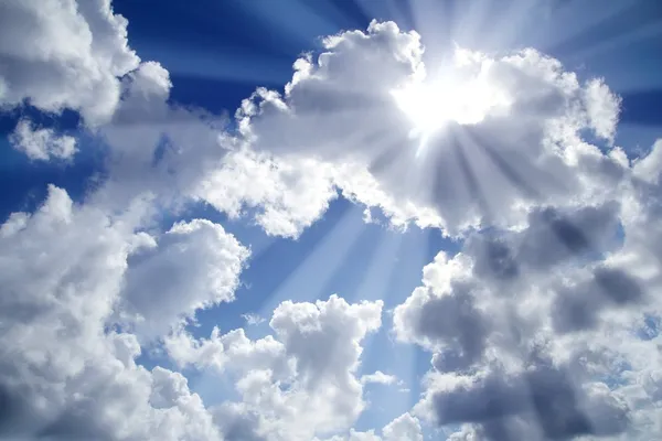 Stralen van licht hemelsblauw met witte wolken — Stockfoto