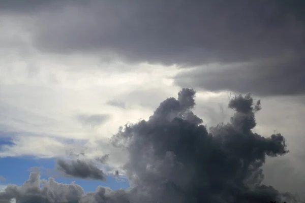 Pochmurnego nieba magia kształtów sylwetki szare chmury — Zdjęcie stockowe