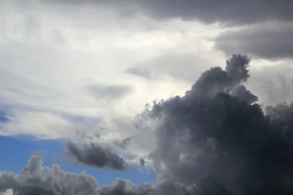 Felhős ég magic alakzatok sziluettek szürke felhők — Stock Fotó