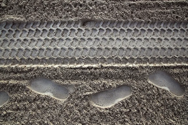 Pegada de areia na praia humana e pneus — Fotografia de Stock