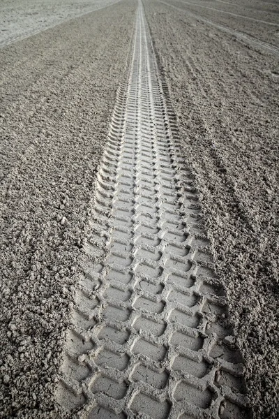 Plage sable pneus empreinte perspective à l'infini — Photo