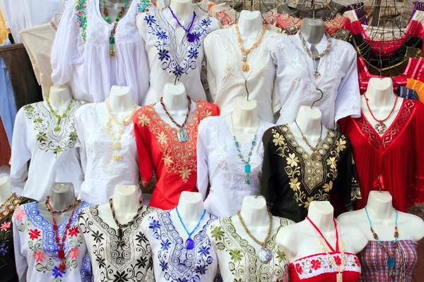 Maya mexico jurken borduurwerk winkel — Stockfoto