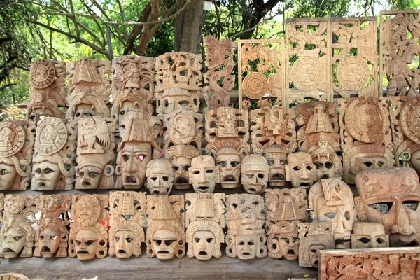 Máscara de madera maya filas México caras artesanales — Foto de Stock