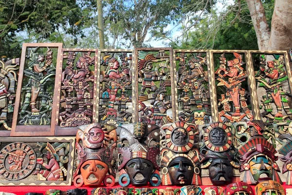 Mayan México artesanías de madera en la selva — Foto de Stock