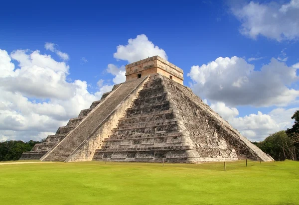 Αρχαία Μάγια Τσίτσεν Ίτζα πυραμίδα ναός Μεξικό — Φωτογραφία Αρχείου