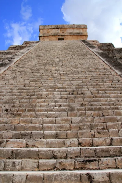 Пирамида Чичен-Ица Майя Кукулькан в Мексике — стоковое фото