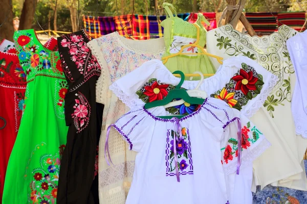 Maya vrouw jurk borduurwerk yucatan mexico — Stockfoto