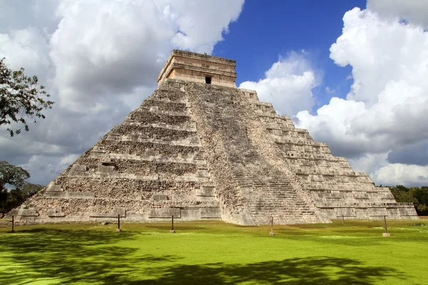 Antiguo templo piramidal maya Chichén Itzá México —  Fotos de Stock