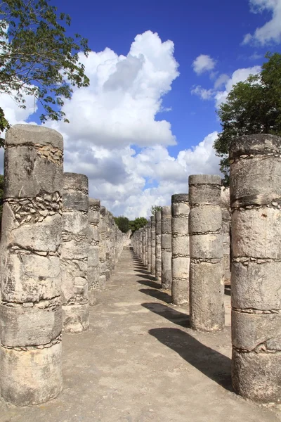 Columns Mayan Chichen Itza Mexico ruins in rows — Stock Photo, Image