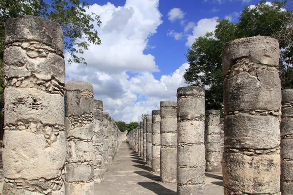 Колонны майя Чичен-Ица в Мексике разваливаются рядами — стоковое фото