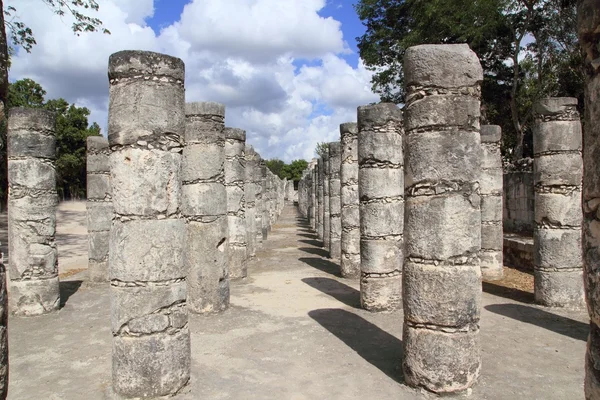 Kolumner Maya chichen itza Mexiko ruinerna i radersloupce Mayů Chichén Itzá Mexiko ruiny v řádcích — Stockfoto