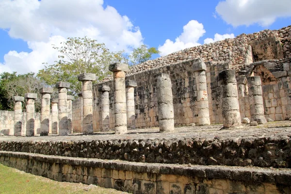 Säulen Maya Chichen itza Mexico Ruinen in Reihen — Stockfoto