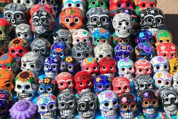 Meksykańskie czaszki kolorowe ceramiczne dzień zmarłych — Zdjęcie stockowe
