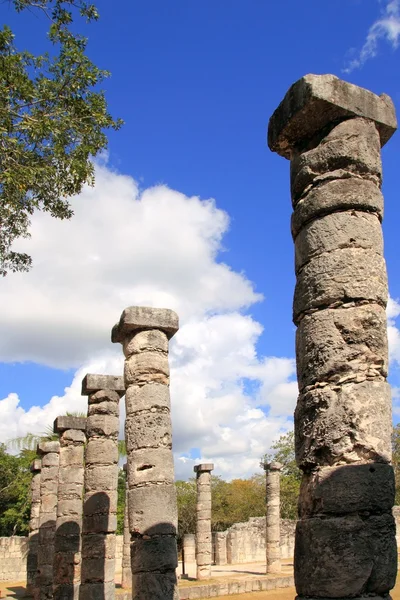 Columnas Mayas Chichén Itzá México ruinas en filas — Foto de Stock