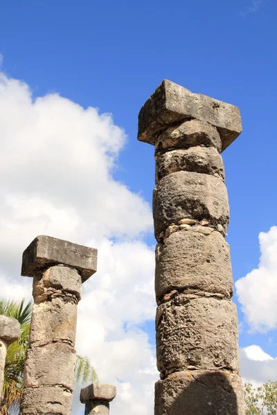 Kolumny Majów chichen itza Meksyk ruiny w wierszach — Zdjęcie stockowe