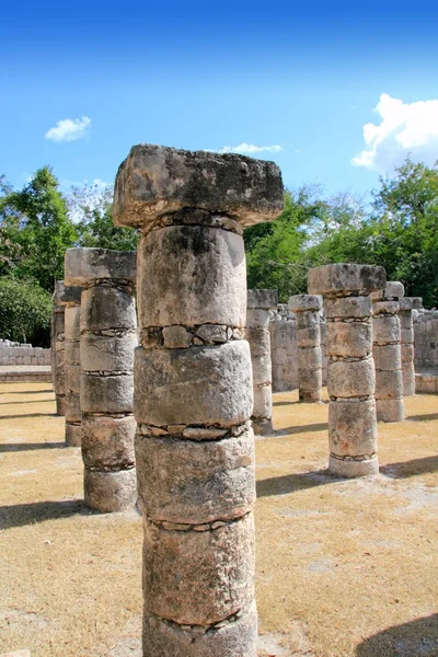 Columns Mayan Chichen Itza Mexico ruins in rows — Stock Photo, Image