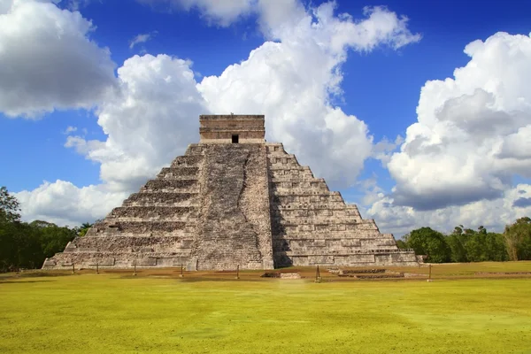 Oude chichen itza kukulcan Maya piramide — Stockfoto