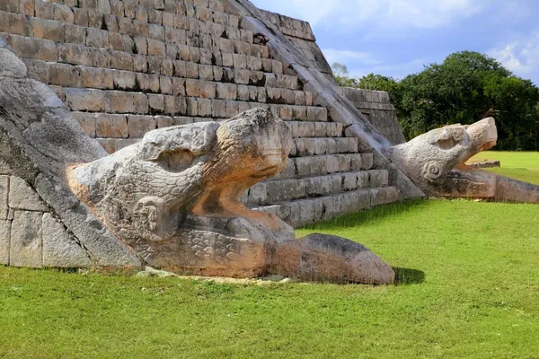 Serpente di Kukulcan El Castillo Chichen Maya Itza — Foto Stock