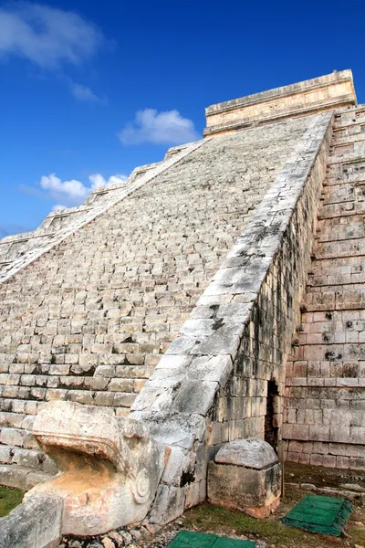 Serpiente kukulquina El Castillo Mayan Chichen Itza —  Fotos de Stock