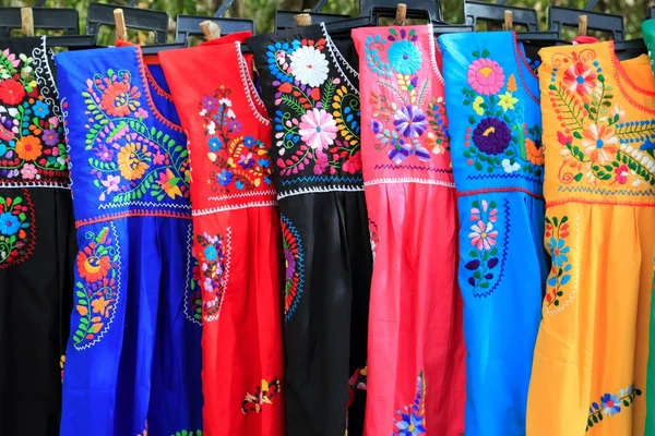 Mayské ženy šaty Mexiko Yucatán výšivky — Stock fotografie
