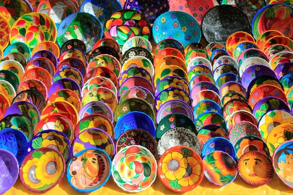 Hliněné keramické desky z Mexika barevné — Stock fotografie
