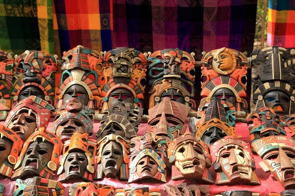 Máscaras coloridas maia cultura indígena na selva — Fotografia de Stock